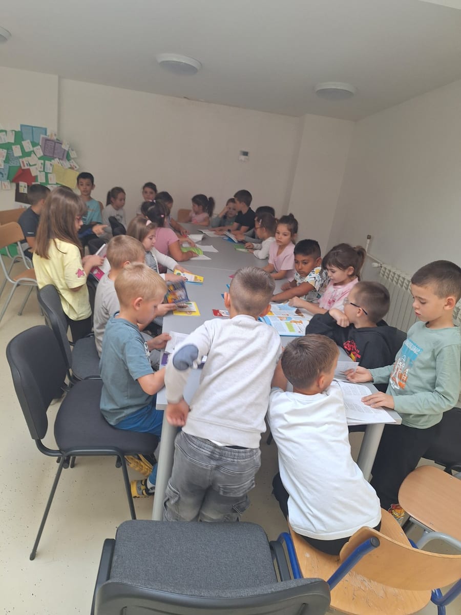 Прваци у посети школској библиотеци