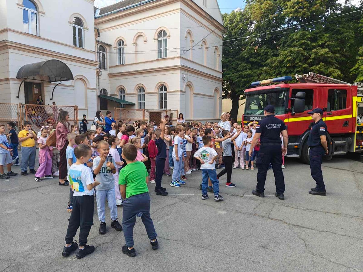 Безбедност на првом месту: Ватрогасци едуковали ученике првог разреда