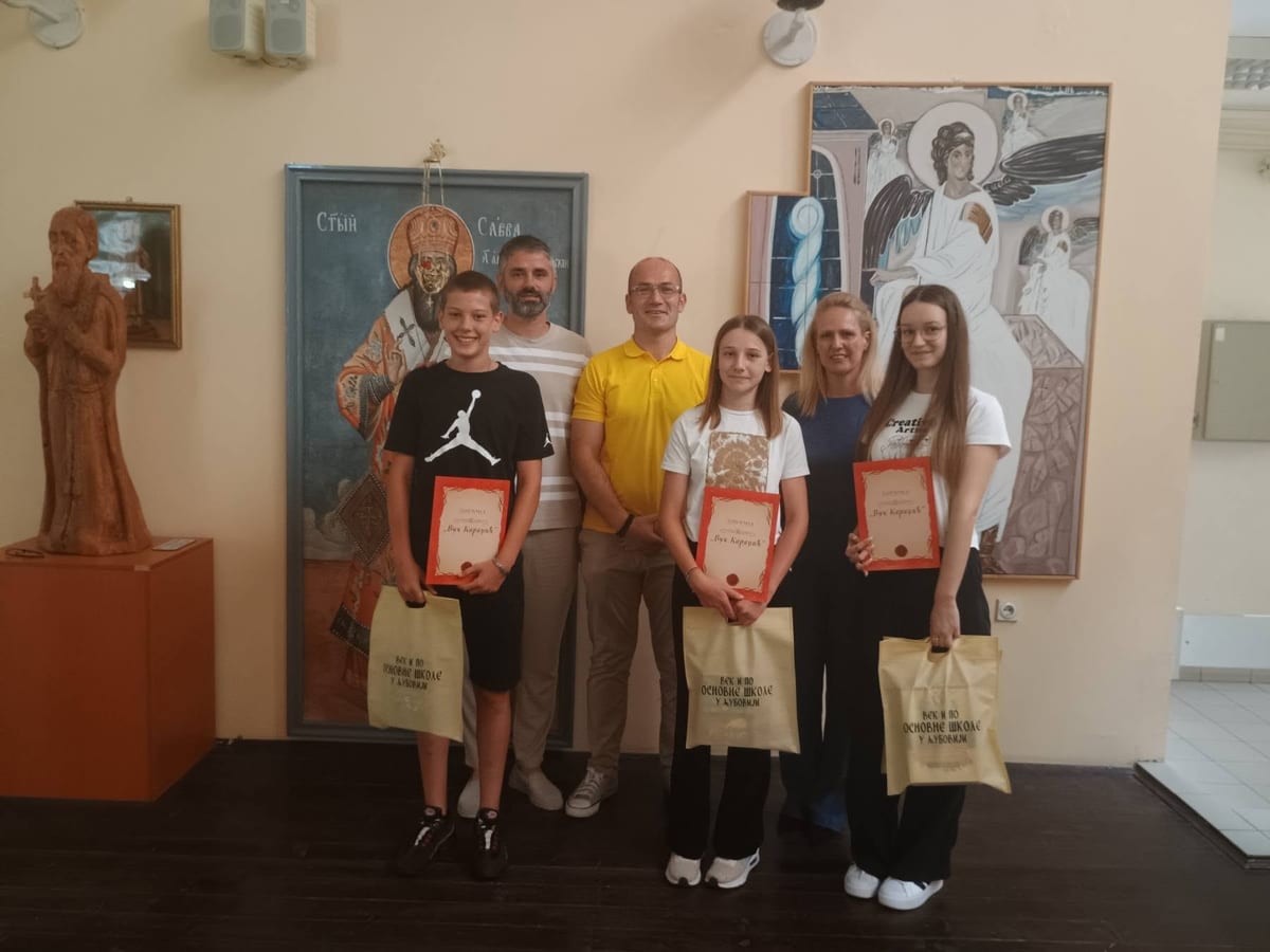 ĐAK GENERACIJE I NOSIOCI VUKOVE DIPLOME NA PRIJEMU KOD DIREKTORA