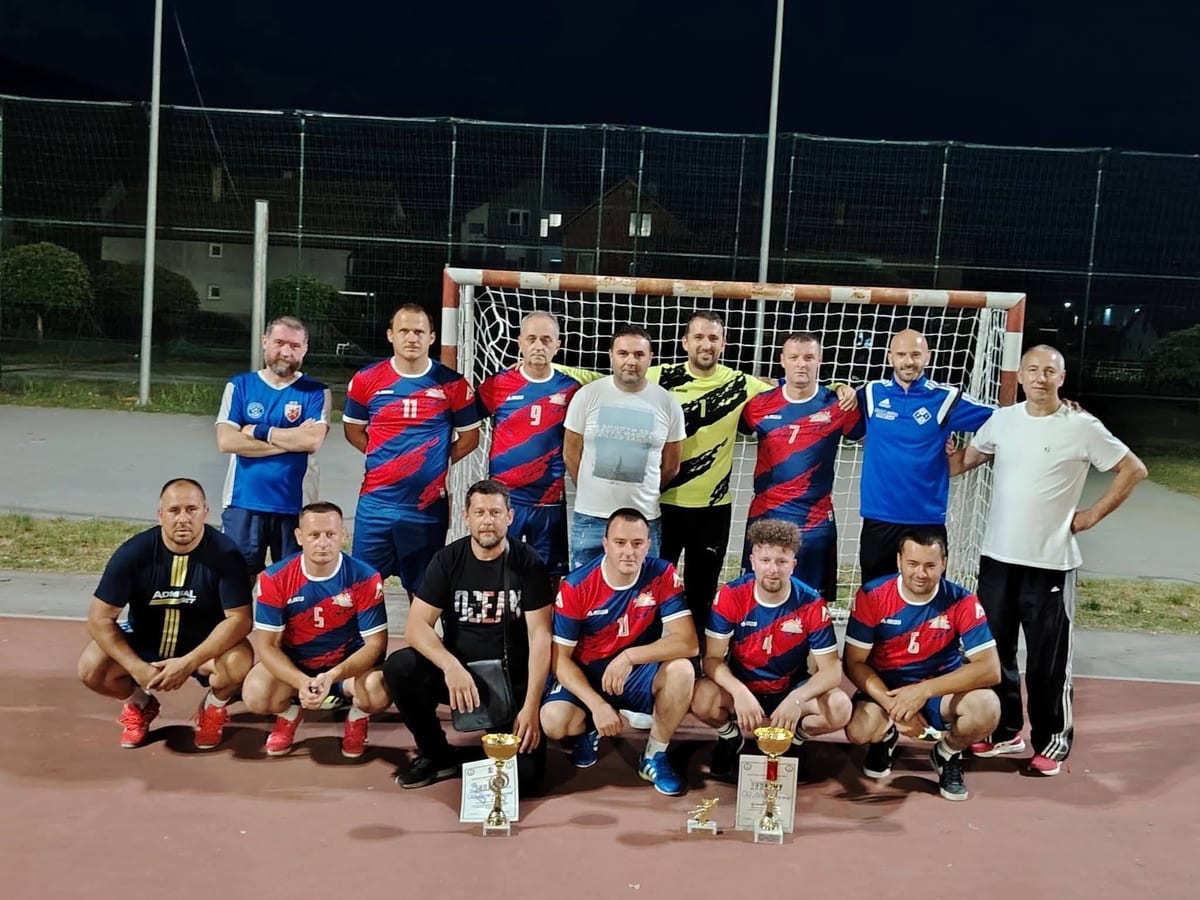 USPEH PREDSTAVNIKA NAŠIH ŠKOLA NA RADNIČKO-SPORTSKIM IGRAMA (DVA PEHARA I NAJBOLJI GOLMAN)