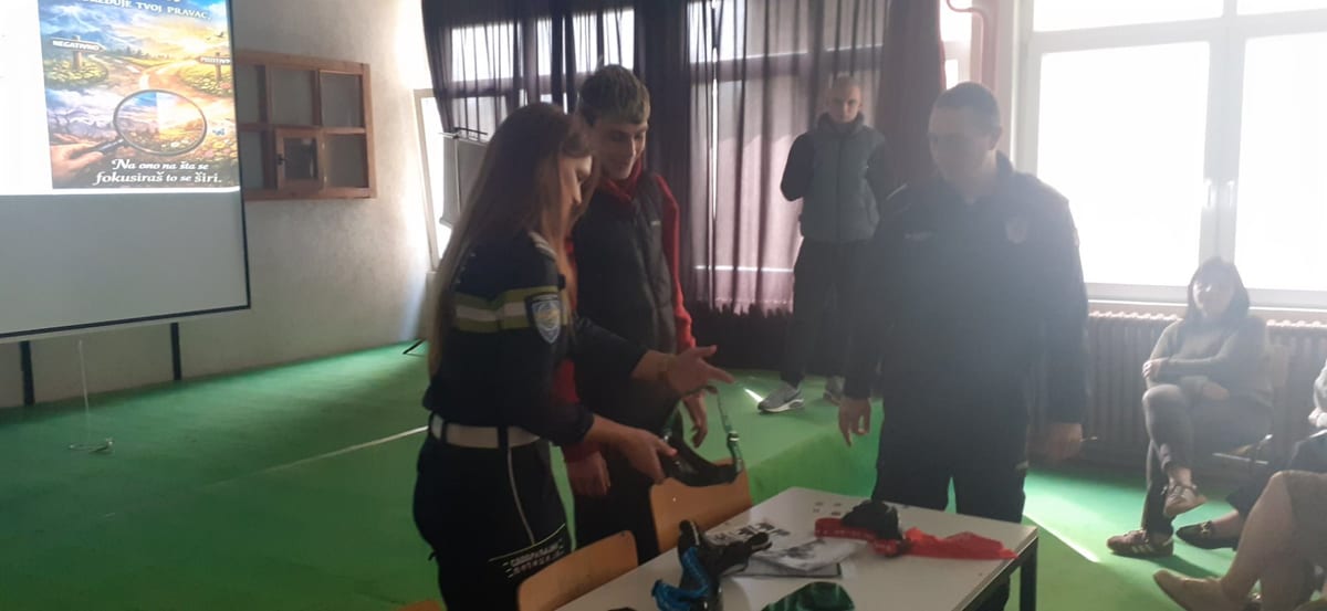Predavanje učenicima o uticaju psihoaktivnih supstanci i alkokohola