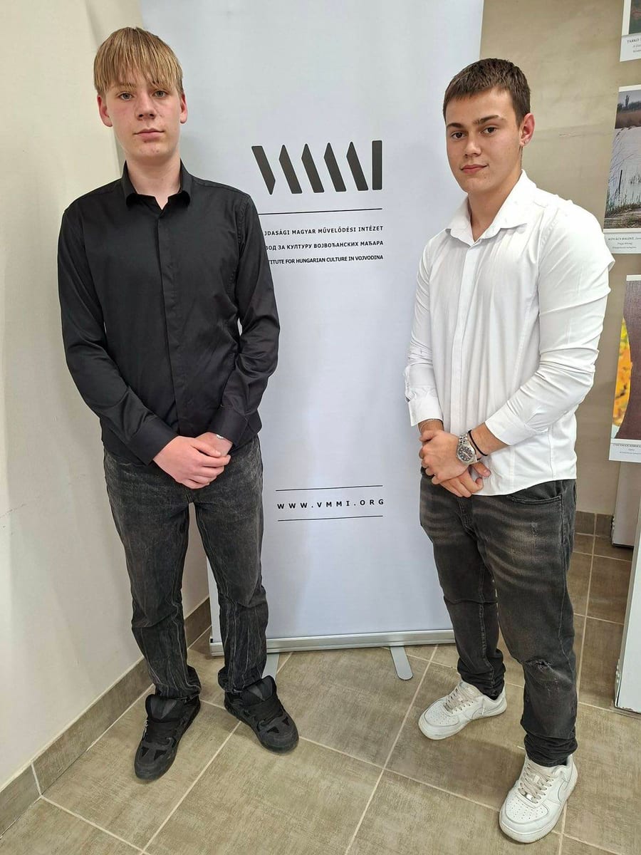 Исколáнк 2Е2 осзтáлyáнак танулóи, рéсзт веттек а Вајдасáги Магyар Мűвелőдéси Интéзет éс а Вајдасáги Магyар Éртéктáр фотóпáлyáзатáн