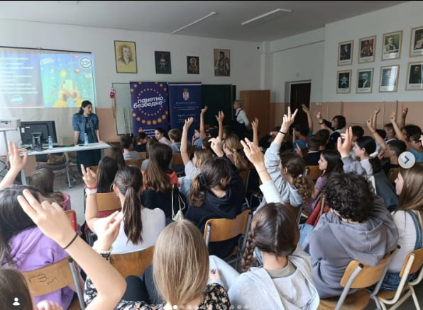 PAMETNO I BEZBEDNO: Edukacija o bezbednosti na internetu