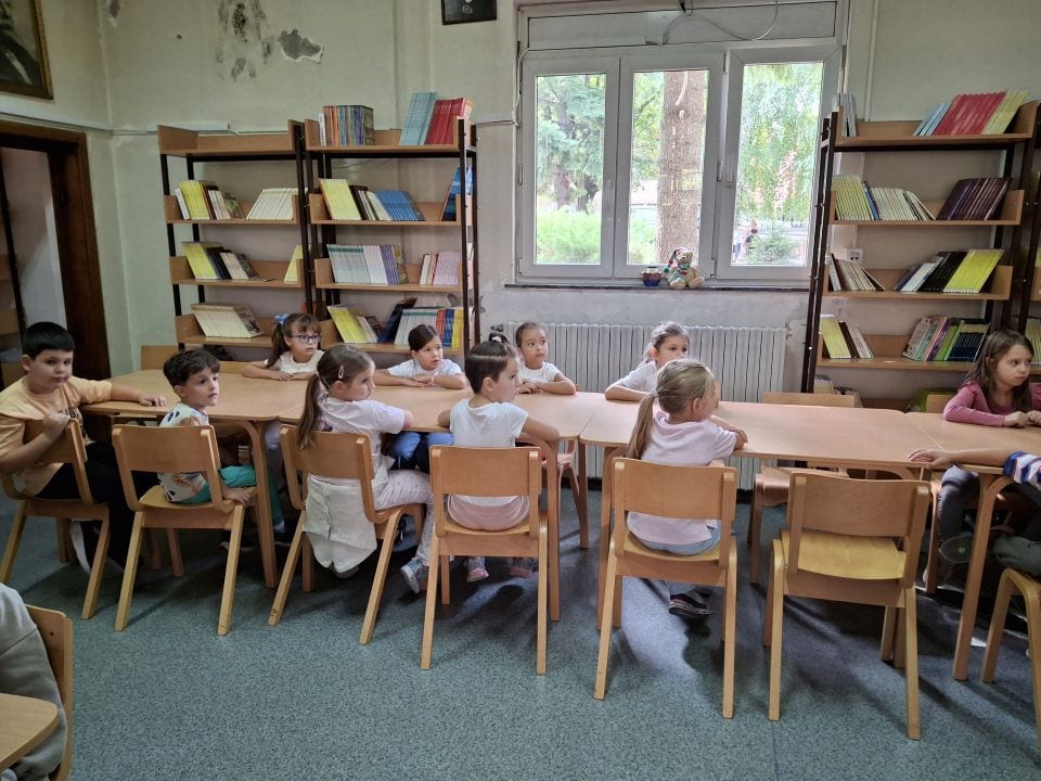 Prvaci odeljenja 1/3 upoznali veliku školsku zgradu i posetili biblioteku